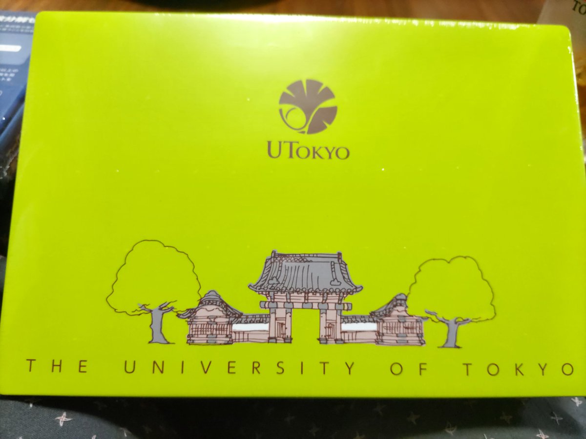 hassyhassy2's tweet photo. クッキー缶、おせんべい、文具。
通院というよりもディズニーランド気分w https://t.co/lMZgB208lf