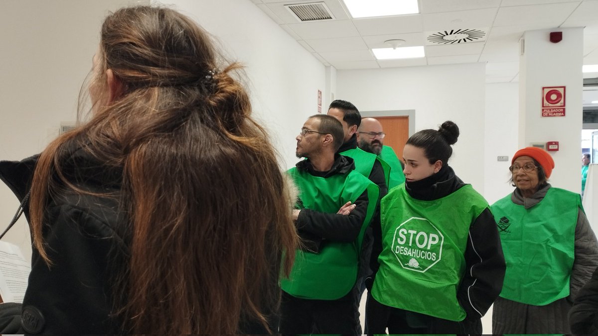 Estamos ahora en la sede del BBVA en Getafe #DerechoVivienda #DerechosHumanos #SiSePuede para defender el derecho de nuestra compañera Ghitta a la condonación de la deuda
