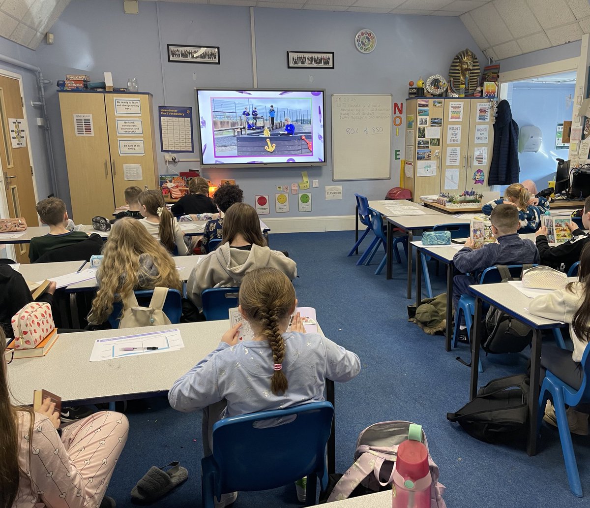 NewminsterMid's tweet image. 5B taking part in #BBCLiveLesson Big Live Read for #worldbookday2025 📚