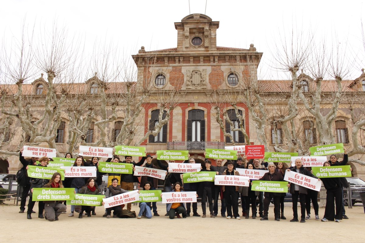 La societat civil organitzada farem seguiment del compromís dels partits en aprovar la llei aquest any. Necessitem un Centre que garanteixi que les empreses respectin els drets humans allà on treballen. 
#Ésalesvostresmans #DefensemDretsHumans

+ info:alertadh.org