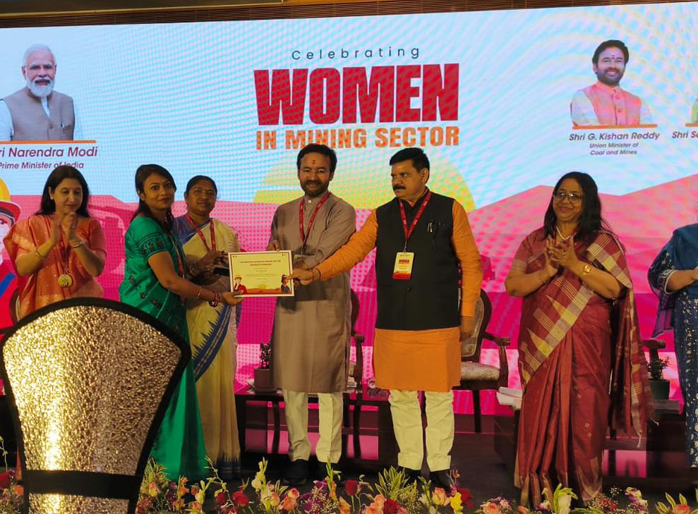 NALCO_India's tweet image. Celebrating #WomenAchievers in the #MiningSector! Two proud #Nalconians were felicitated by Hon'ble Union Minister of Coal and Mines, Shri G. Kishan Reddy &amp;amp; Hon'ble Minister of State for Coal and Mines,  Shri Satish Chandra Dubey at a special event organized by Ministry of Mines