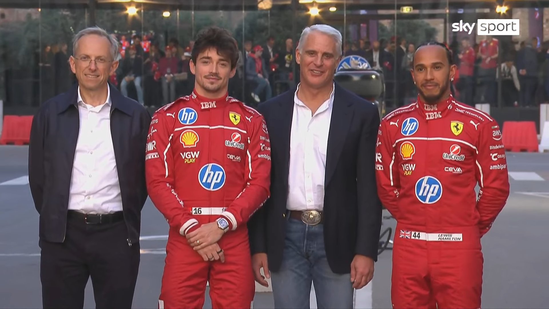 Benedetto Vigna greets Ferrari fans in Milan: 