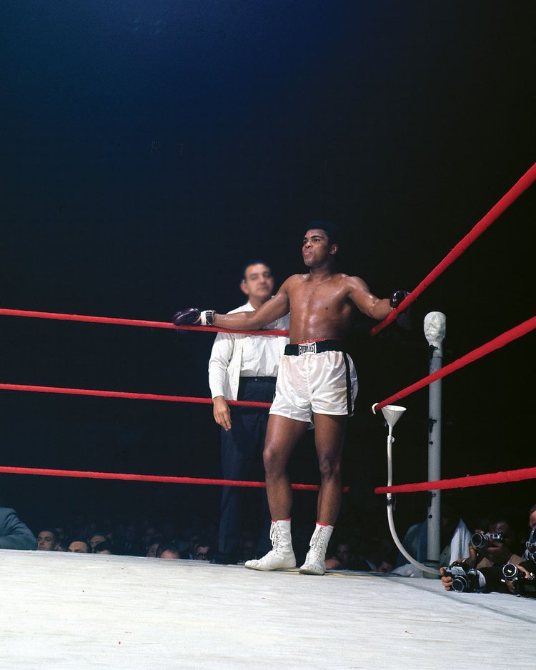 MuhammadAli's tweet photo. Muhammad Ali in the corner of the ring during his fight vs George Chuvalo at Maple Leaf Gardens.
Toronto, Canada.
3/29/1966.
๐ธ: @LeiferNeil
#MuhammadAli #Icon #GeorgeChuvalo #MapleLeafGardens #BoxingClassic #ToughMatch #HistoricFight https://t.co/gJ1AvrhLWx