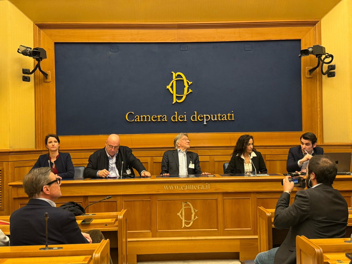 Carlo Calenda (@carlocalenda) on Twitter photo Oggi alla Camera abbiamo ospitato il progetto di <a href="/Forchielli/">Alberto Forchielli</a> e <a href="/micheleboldrin/">Michele Boldrin</a>, Drin Drin, che si presenta come nuova iniziativa del mondo liberale.
Apprezzabile il loro lavoro di costruzione e di ascolto, in particolare sui giovani.
Buon lavoro a voi. Oggi alla Camera abbiamo ospitato il progetto di <a href="/Forchielli/">Alberto Forchielli</a> e <a href="/micheleboldrin/">Michele Boldrin</a>, Drin Drin, che si presenta come nuova iniziativa del mondo liberale.
Apprezzabile il loro lavoro di costruzione e di ascolto, in particolare sui giovani.
Buon lavoro a voi.