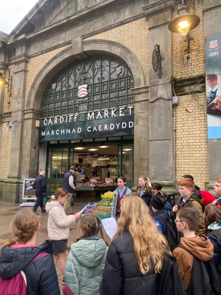 Today some members of Year 6 offered a guided tour of the city centre to our French link school 🏴󠁧󠁢󠁷󠁬󠁳󠁿 🇫🇷
