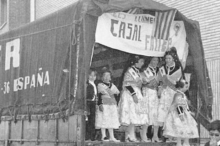 PassejantV's tweet photo. València, anys 1960. Així eren alguns casals fallers en aquella època. https://t.co/IiFZTTuS9z