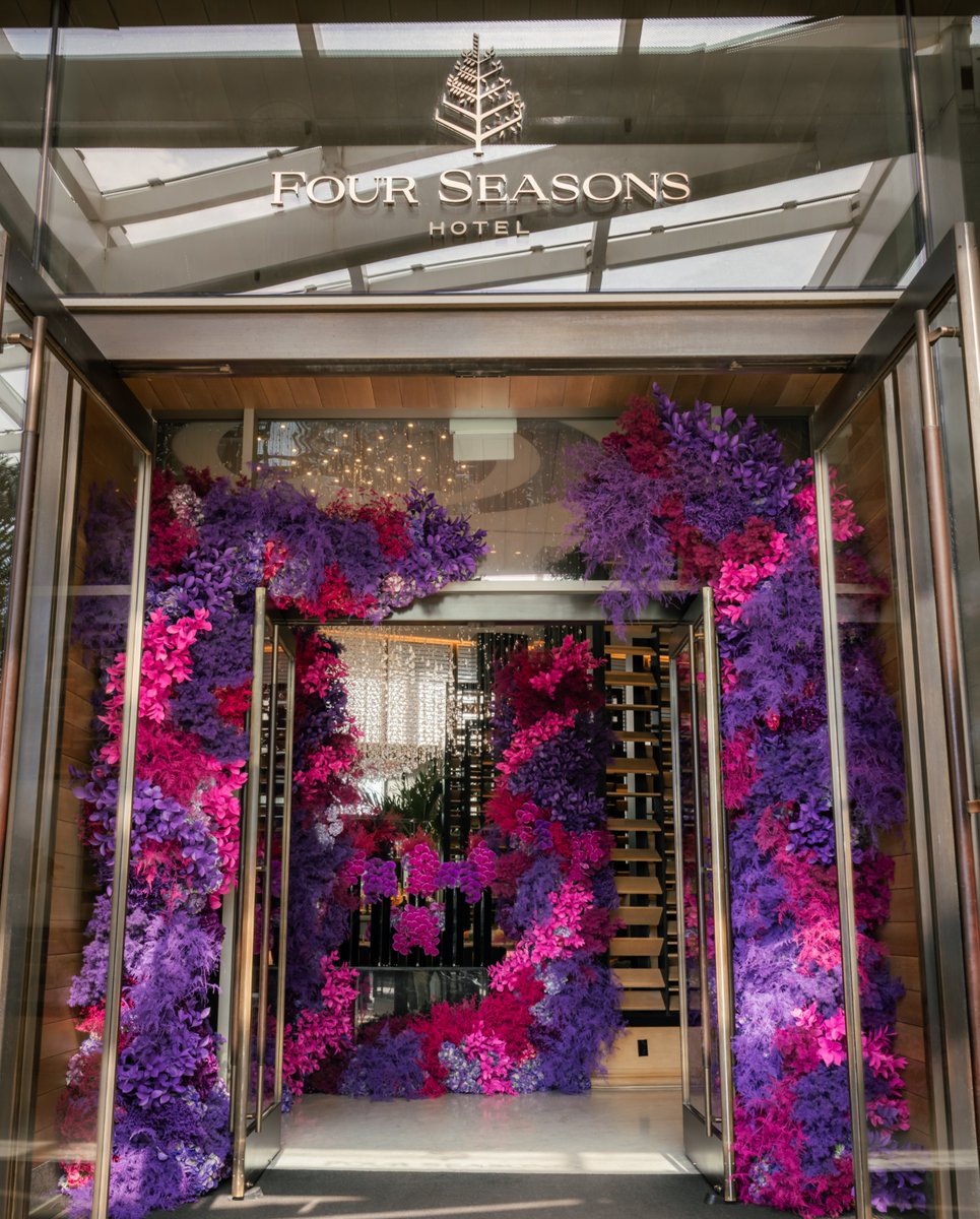 A grand entrance.

Soak up the view of our over-the-top floral display by the iconic @JeffLeatham while you still can.