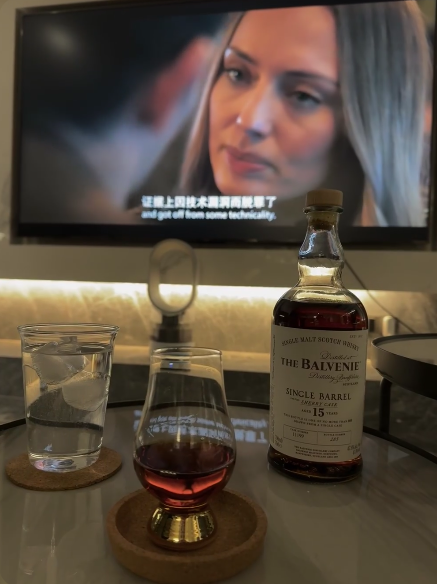 selinna987's tweet photo. Relaxation time in the evening: a glass of whiskey and a good movie, a perfect match! 🥃🎬 Enjoy this quiet night, give yourself some moments of relaxation, and let your mind get a moment of peace. ✨ #Whiskey #Relax #Goodtime #Singlemalt #Drink #EnjoyLife #Night https://t.co/2OKhRitlZJ