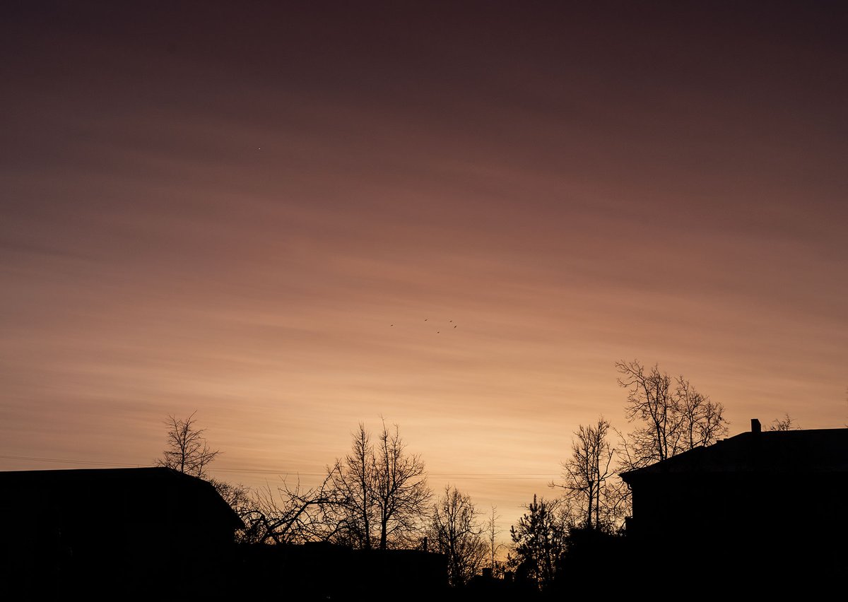 Pirmā tipa polārie stratosfēras mākoņi šovakar. Novērojami reizi vairākos gados. Lai veidotos, temperatūrai stratosfērā jābūt -78 grādiem vai zemākai.

Tie radīja šīvakara saulrieta specifisko krāsu.