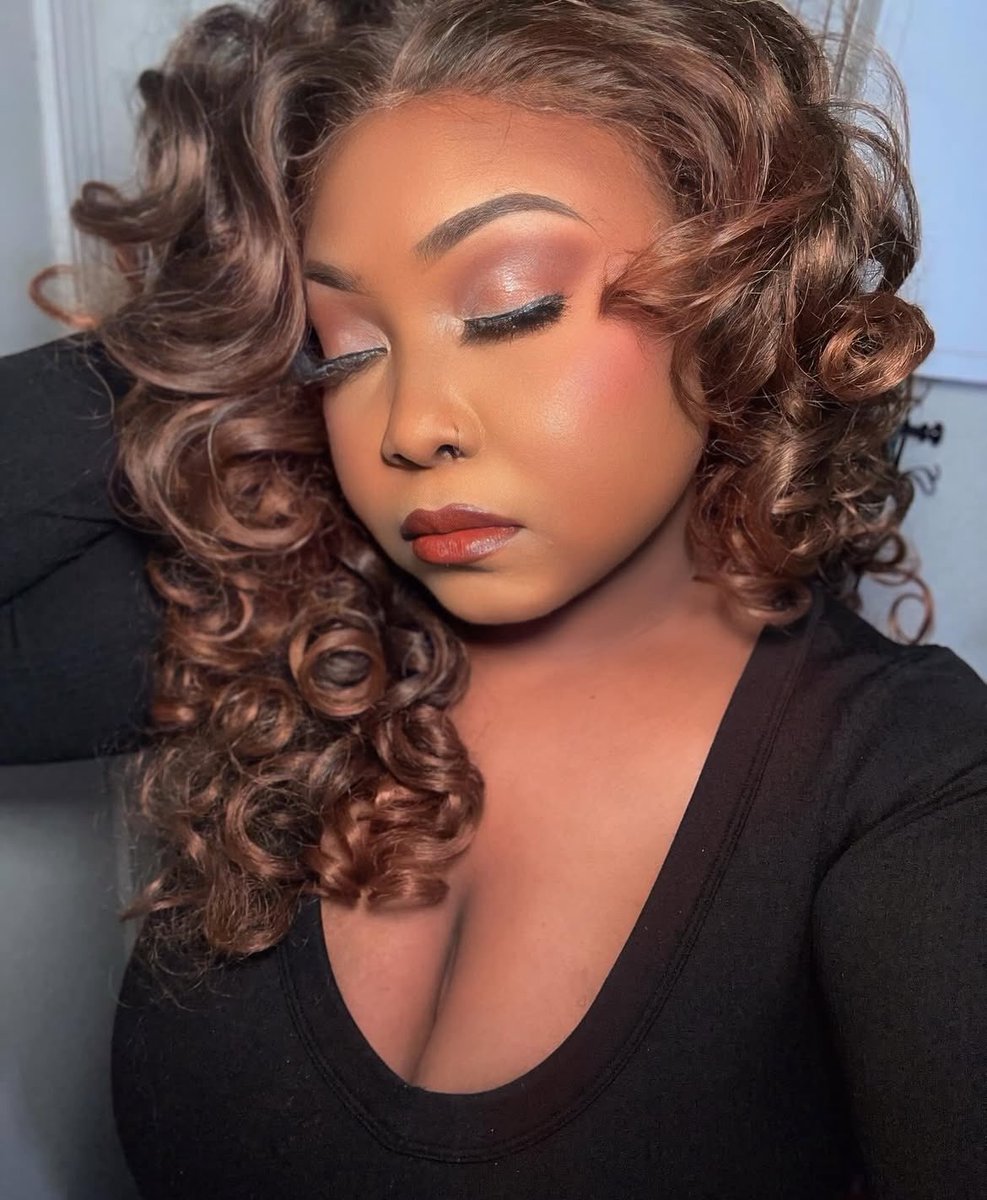 MSublimity's tweet image. So this is loveee 🖤🤭 
@dreamsoflotuss using the @mirroredsublimity lustrous brow pencil, smokey quartz palette, and bronze gloss 

#mirroredsublimity