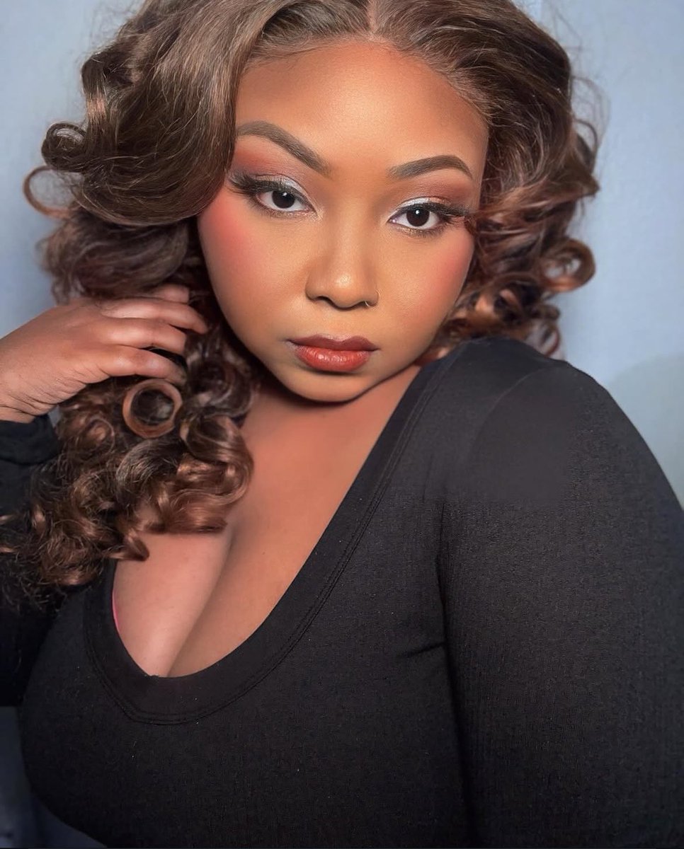 MSublimity's tweet image. So this is loveee 🖤🤭 
@dreamsoflotuss using the @mirroredsublimity lustrous brow pencil, smokey quartz palette, and bronze gloss 

#mirroredsublimity