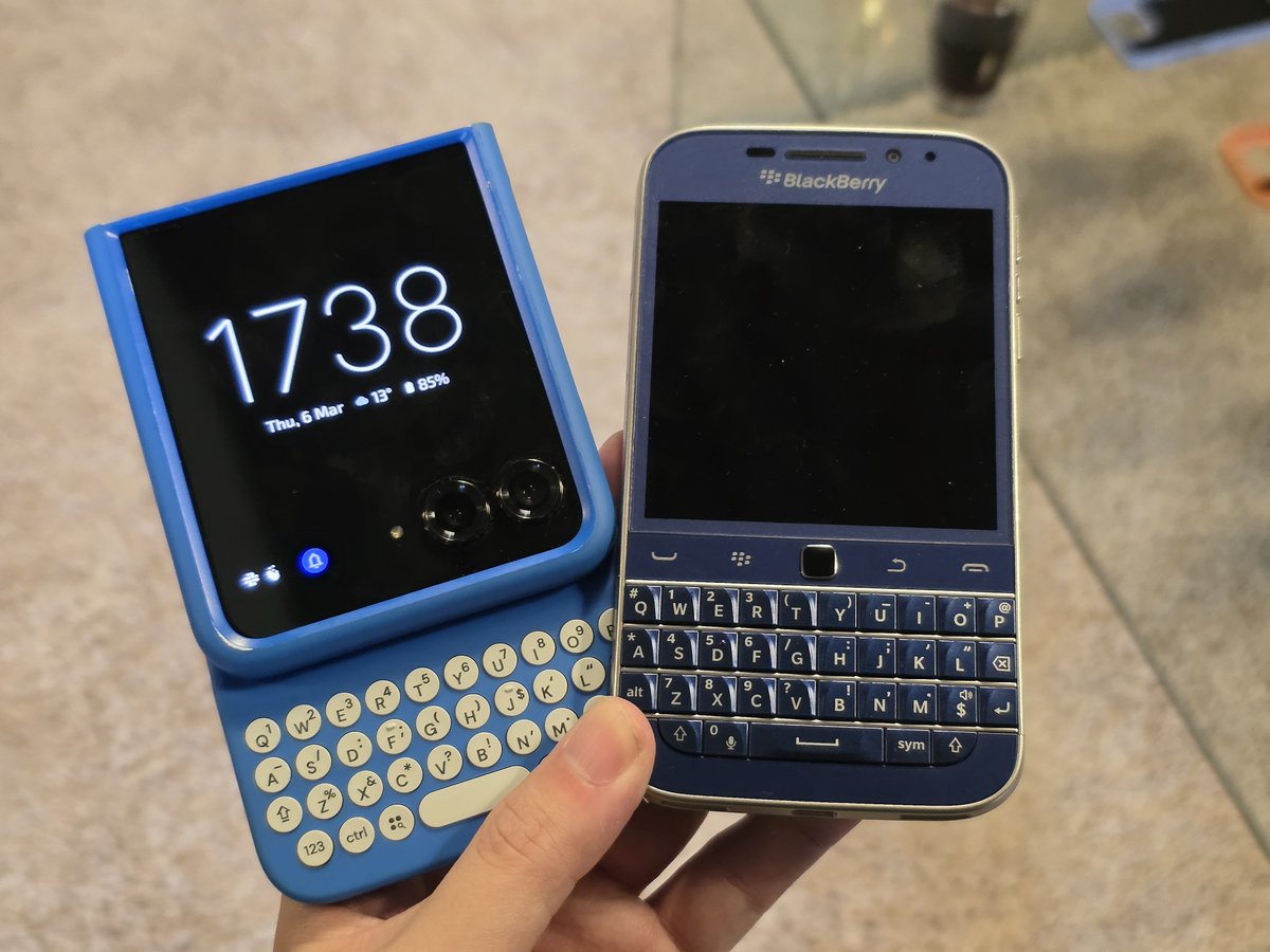 Hayaponlog's tweet photo. Clicksのrazr 50 Ultraモデルを見せてもらいました。閉じた状態で使ったサイズ感が素晴らしすぎる。

さらに…BlackBerry Classicと並んで持ったら感動しました。これめっちゃいい https://t.co/WQueRWIVzW