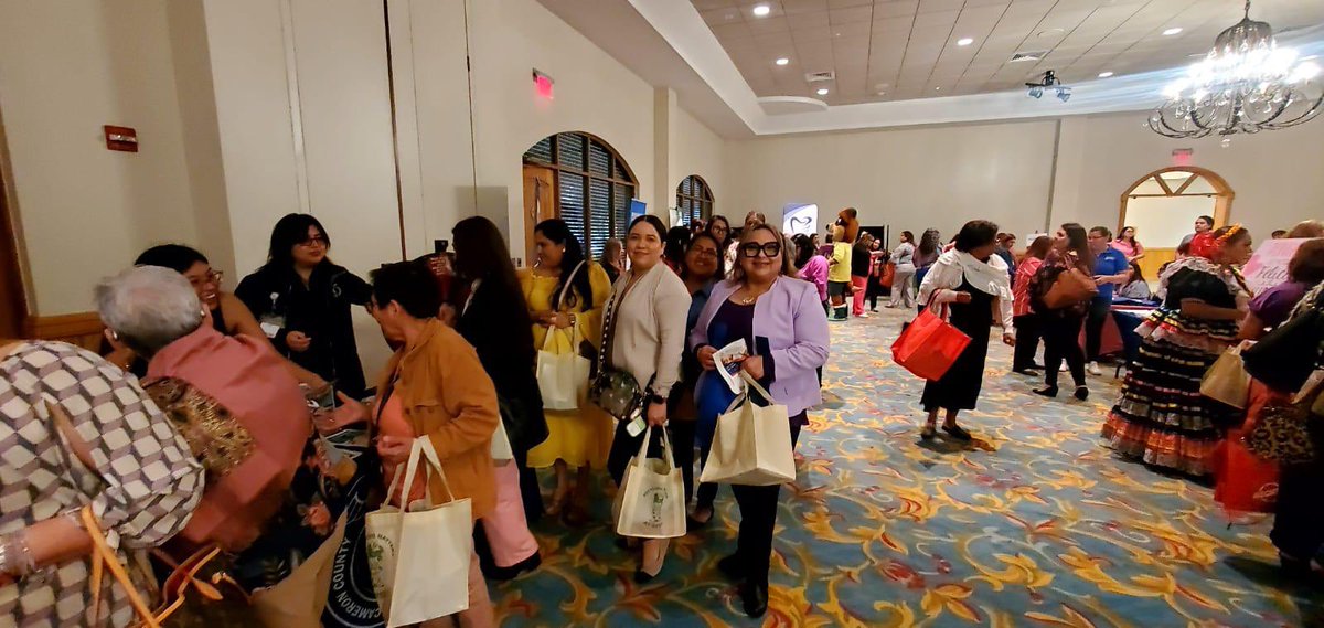 LFCISDFamEngage's tweet image. Amazing experience for @LosFresnosCISD Ps taking part in “Dia de la Mujer Internacional” symposium. Building connections, learning experiences and self growth! @jmcdonough33
