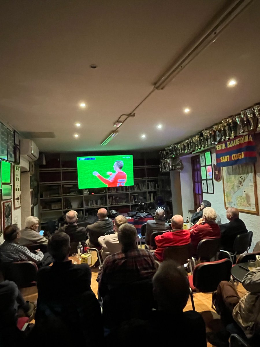 Penya Blaugrana Sant Cugat del Vallès. (@pbsantcugat) on Twitter photo ⚽ El primer equip masculí de futbol del <a href="/FCBarcelona_cat/">FC Barcelona</a> va superar (0-1) ahir al Benfica, en el partit d'anada dels vuitens de final de la Champions League.
👏 Vam viure i gaudir de la victòria a la seu social amb <a href="/josepmvalles/">Josep Maria Vallès</a> , alcalde de l' <a href="/ajsantcugat/">Aj. Sant Cugat</a> , i <a href="/FERRANFELIUS/">Ferran Felius</a> . ⚽ El primer equip masculí de futbol del <a href="/FCBarcelona_cat/">FC Barcelona</a> va superar (0-1) ahir al Benfica, en el partit d'anada dels vuitens de final de la Champions League.
👏 Vam viure i gaudir de la victòria a la seu social amb <a href="/josepmvalles/">Josep Maria Vallès</a> , alcalde de l' <a href="/ajsantcugat/">Aj. Sant Cugat</a> , i <a href="/FERRANFELIUS/">Ferran Felius</a> .