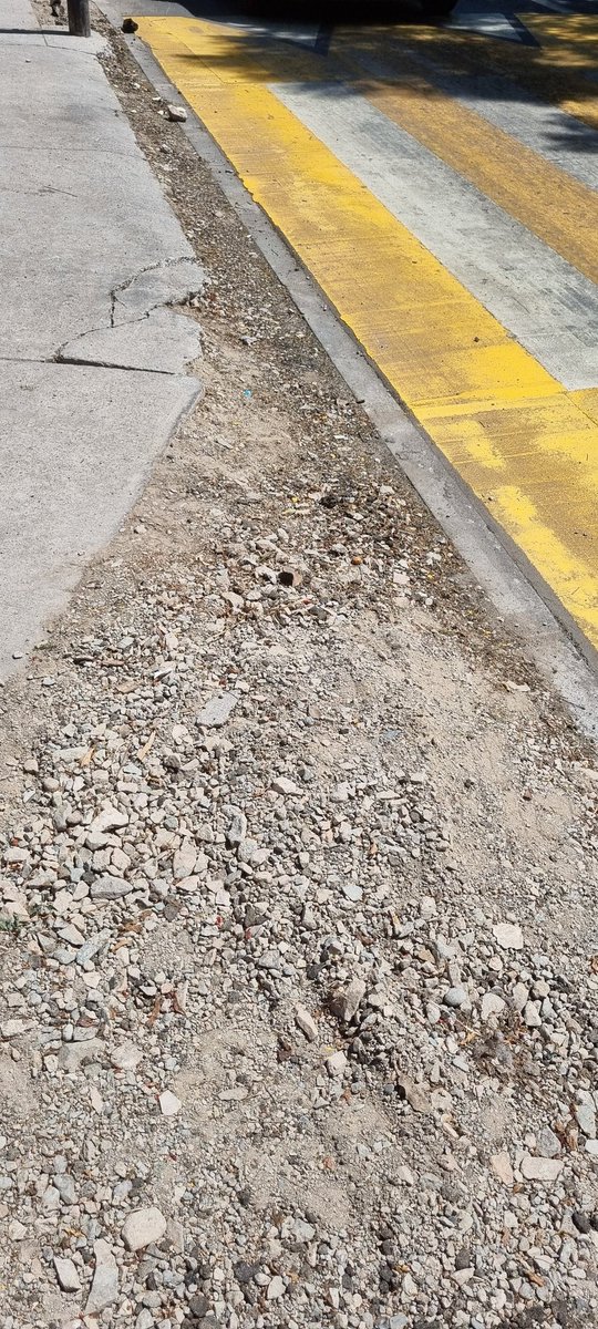 chichiquitral's tweet photo. Llegó Marzo y no repararon las veredas qué rompieron cuando cambiaron carpeta asfáltica en Juan Martinez,  así luce la bajada al paso de cebra frente a escuela A. Sepulveda, no pintaron paso cebra frente a otra escuela lenguaje ni han repuesto las rejas  que sacaron.@copiapomuni https://t.co/fnW10yDqpA