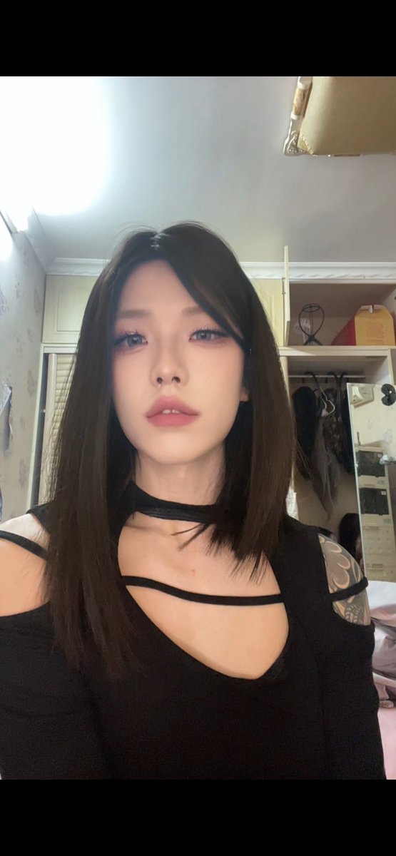 简单分享一下我化妆的步骤，从左图变成右图，过程发在贴内🤓☝️
#男娘 #伪娘