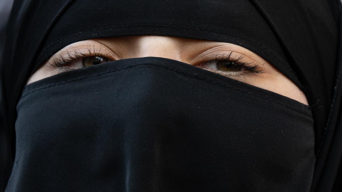 Gericht verbietet Frau Gesichtsschleier beim Autofahren to.welt.de/C0biOfn