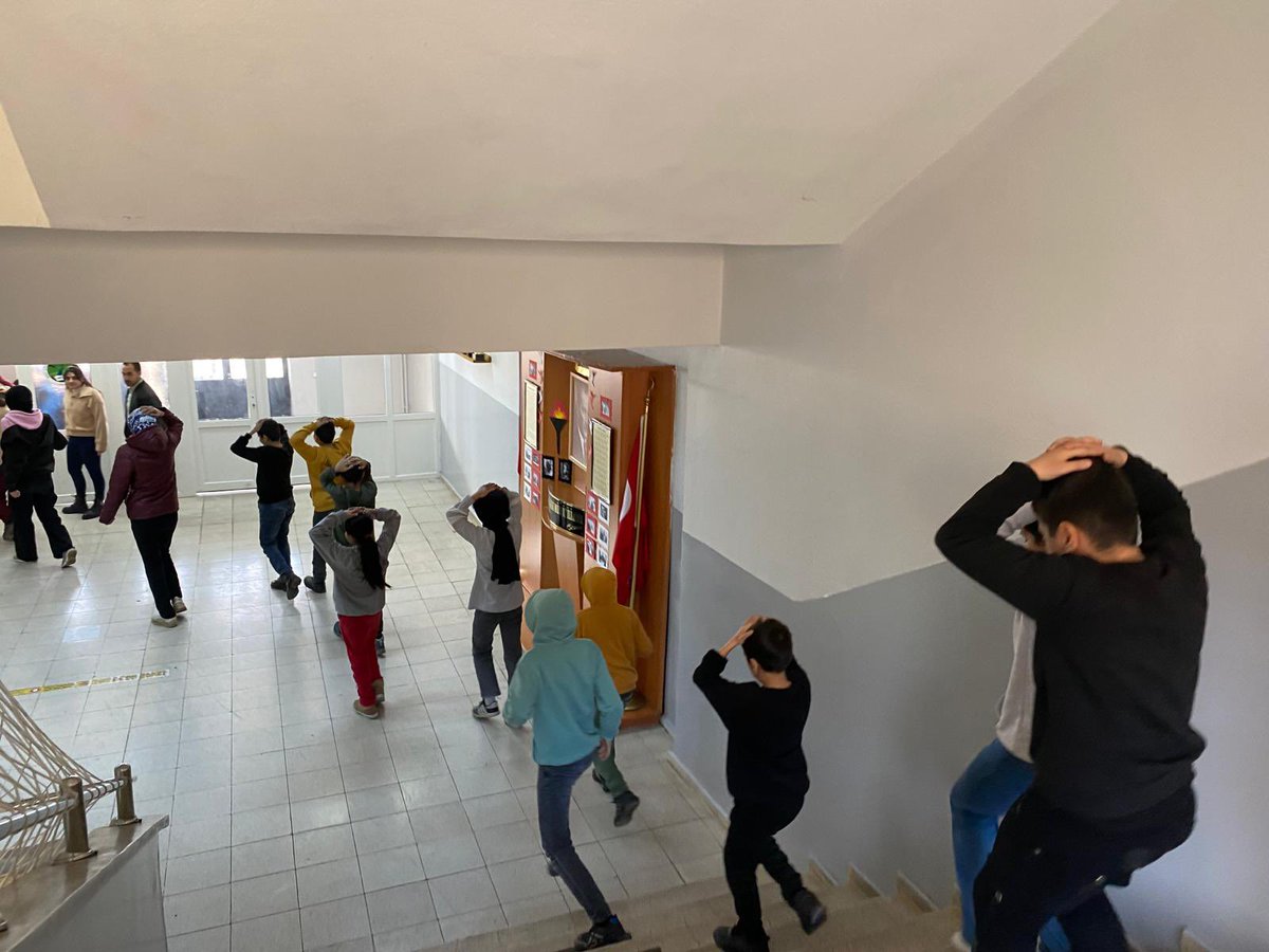 📢 1-7 Mart Deprem Haftası Tatbikatı 📢
Okulumuzda, 1-7 Mart Deprem Haftası kapsamında öğrencilerimizle birlikte deprem tatbikatı gerçekleştirdik. 
✅ Deprem anında doğru davranışlar,
✅ Tahliye süreci,
✅ Güvenli toplanma alanları hakkında bilinçlendirme çalışmaları yapıldı.