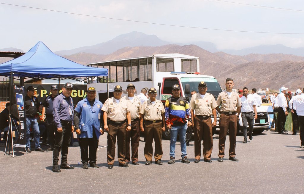 Personal de la <a href="/BTT_Carabobo/">Brigada de Tránsito Terrestre Carabobo</a>  y el <a href="/Invest_vzlaofic/">Invest</a> haciendo recorridos por los diferentes puntos  de la ARC está vez en el Peaje de Guacara
#Carnaval2025