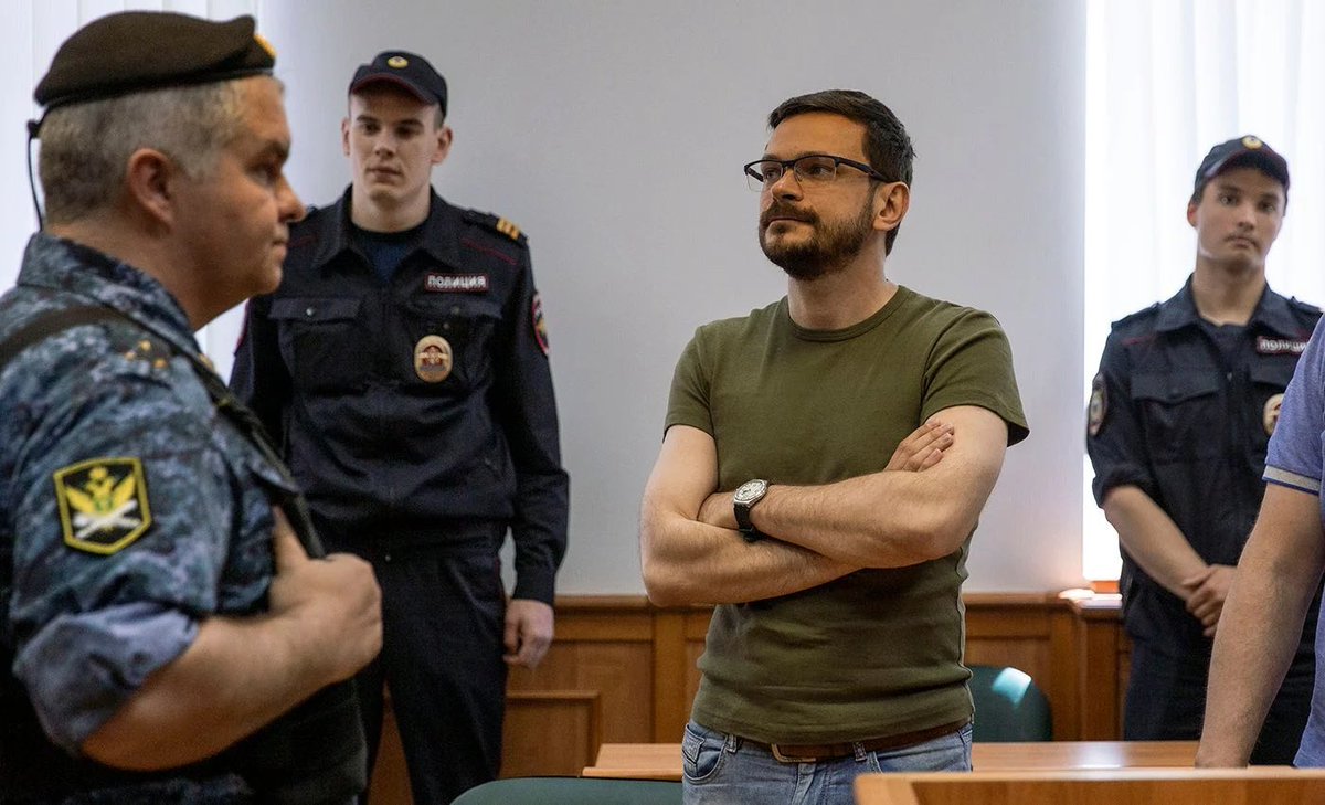 Странная эпоха постправды переворачивает всё с ног на голову и представляет черное белым. Чтобы не сойти с ума, важно помнить базу и не теряться в пространстве. 

Поэтому просто хочу напомнить:

1. Владимир Путин — диктатор, убийца и военный преступник.

2. Работать на Путина и