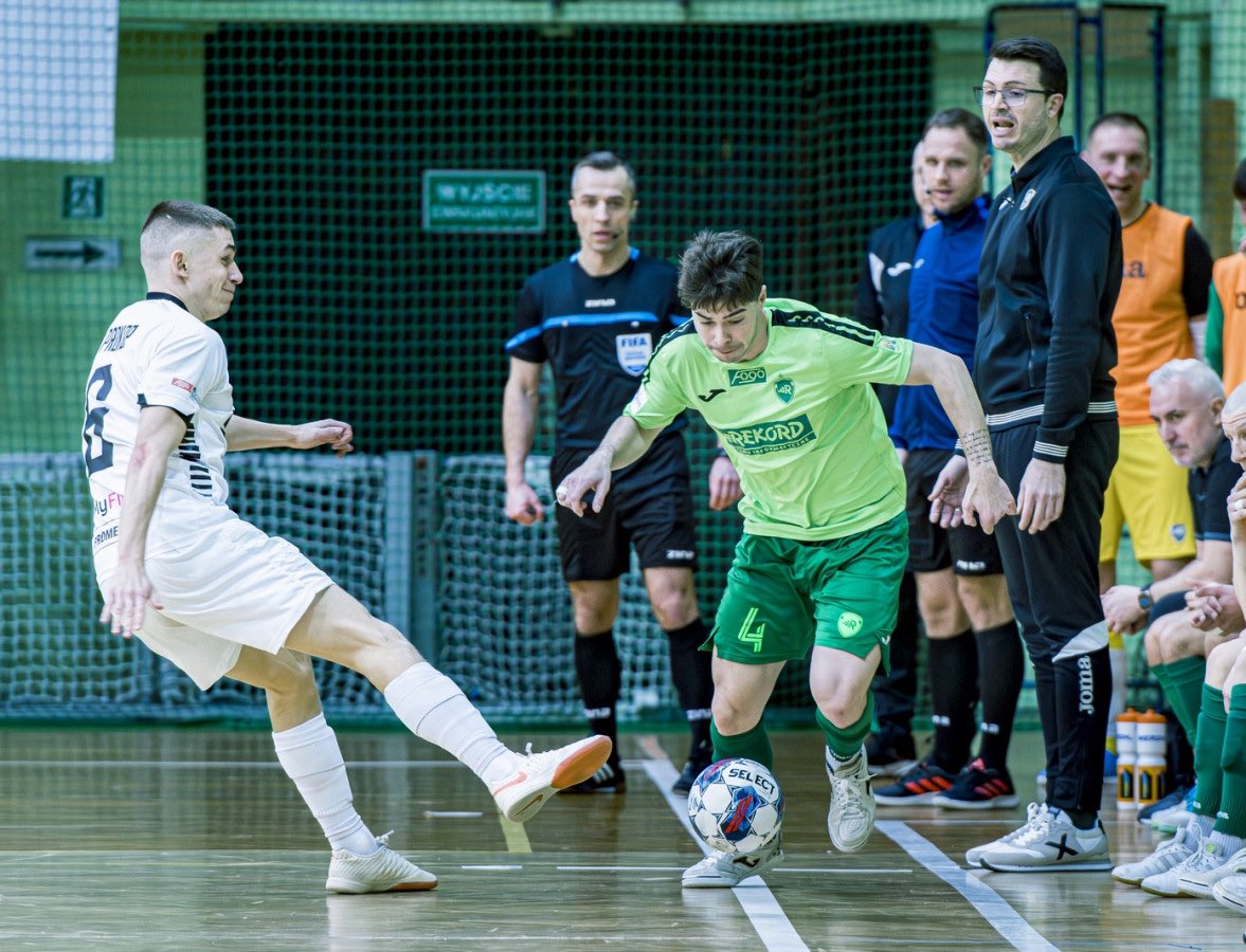 Parón para desconectar unos días en 🏠 y cargar 🔋para lo que viene. 4️⃣♾️⚽️

Recta final <a href="/FutsalRekord/">Rekord Bielsko-Biała Futsal</a> ⚪️🟢

<a href="/Limones5Agency/">𝗟𝗶𝗺𝗼𝗻𝗲𝘀 𝟱 𝗔𝗴𝗲𝗻𝗰𝘆</a> 
<a href="/JomaSport/">Joma Sport</a>