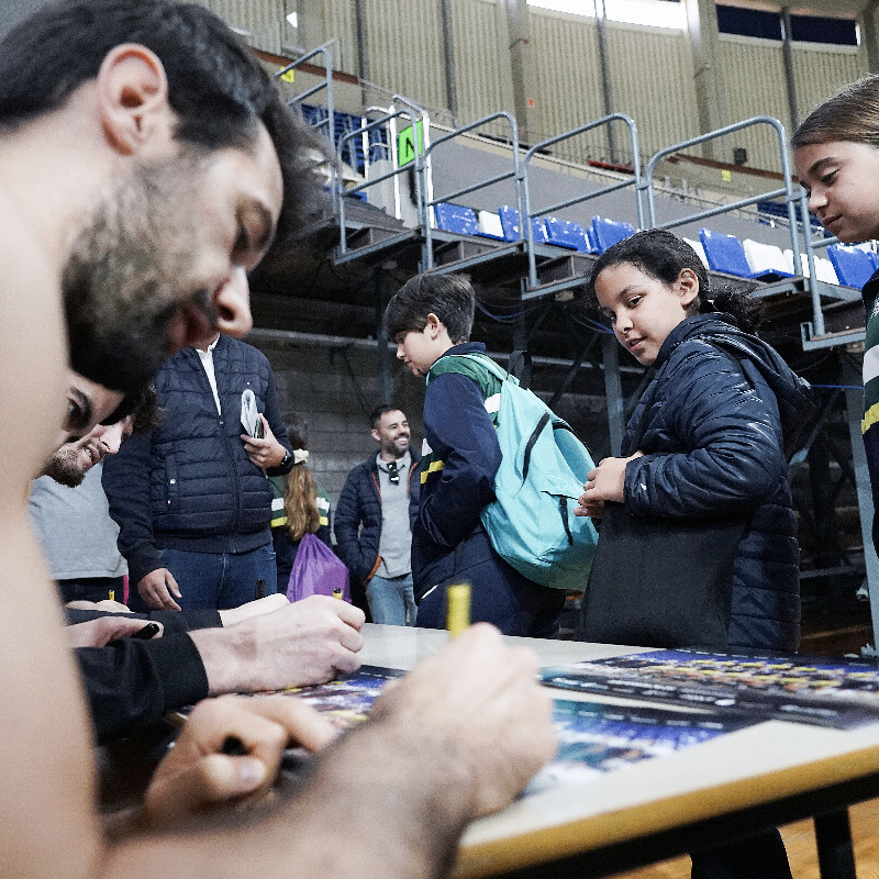 CB1939Canarias's tweet photo. PROYECTO SOCIAL | Hoy nos han visitado alumnos de 5º de Primaria del @buenconsejoll 

🔘  Interactuaron con nuestros jugadores y visitaron las áreas de trabajo del club en el Santiago Martín

@DXTenerife | @VisitTenerifeES | @Deportes_LL | @FundacionCBC  | @TurismoGobCan