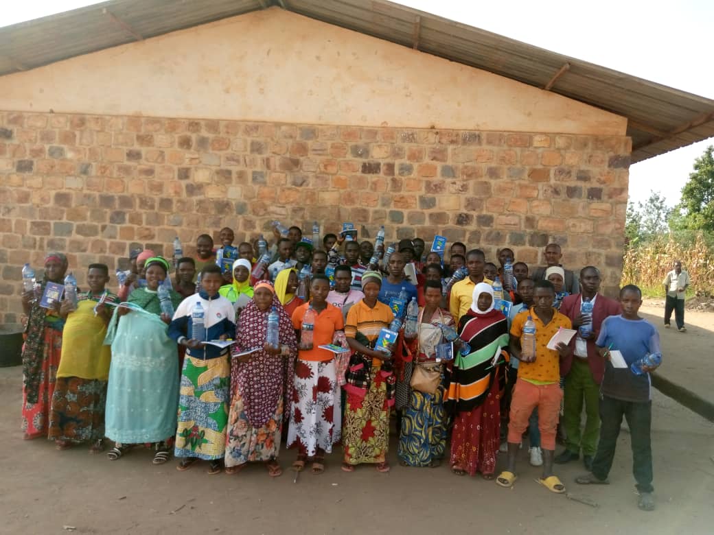 Enthousiastes et pleins d'espoir,les jeunes de Gitaramuka,Ntobwe et Karongwe viennent de terminer avec succès une formation de deux jours sur l'initiation des VICOBA en coopérative ! 🎉👏
Merci pour votre engagement !Ensemble,créons des coopératives prospères.💪#VICOBA <a href="/bdikids/">Burundikids e.V.</a>