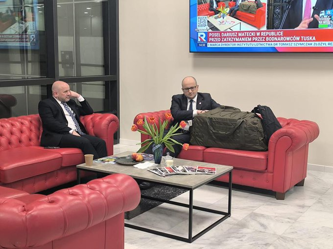 GlXKbIEWAAAYebx?format=png&name=small