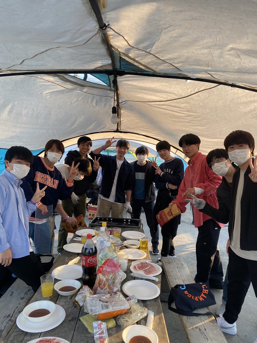 Kgukickers's tweet photo. 🌸新入生歓迎会🌸

🍖新歓BBQ ＆ 運動会🏃

毎年100名を超える人気新歓イベントで学部を超えた交流会🤝や豪華景品を掛けたチーム対抗ゲーム⚽️など行い、新入生のみんなで仲良くなれるイベントになっています‼️

 #春から工学院  #春から工学院大学  #工学院大学  #サッカー  #新入生歓迎会 https://t.co/7muEW2Fgix