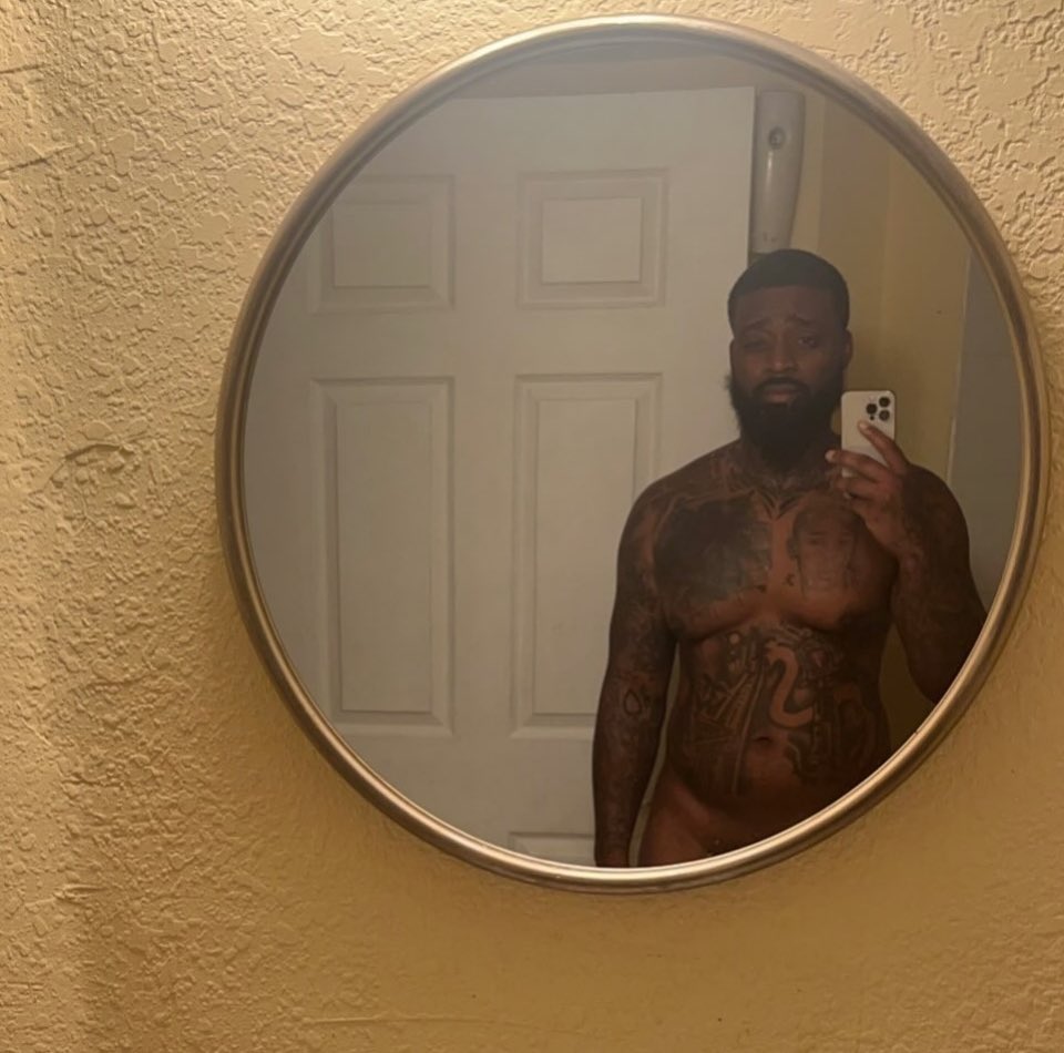 Dezzy_Mcfly's tweet photo. Mirror mirror on the wall https://t.co/ocdCHp8ueY