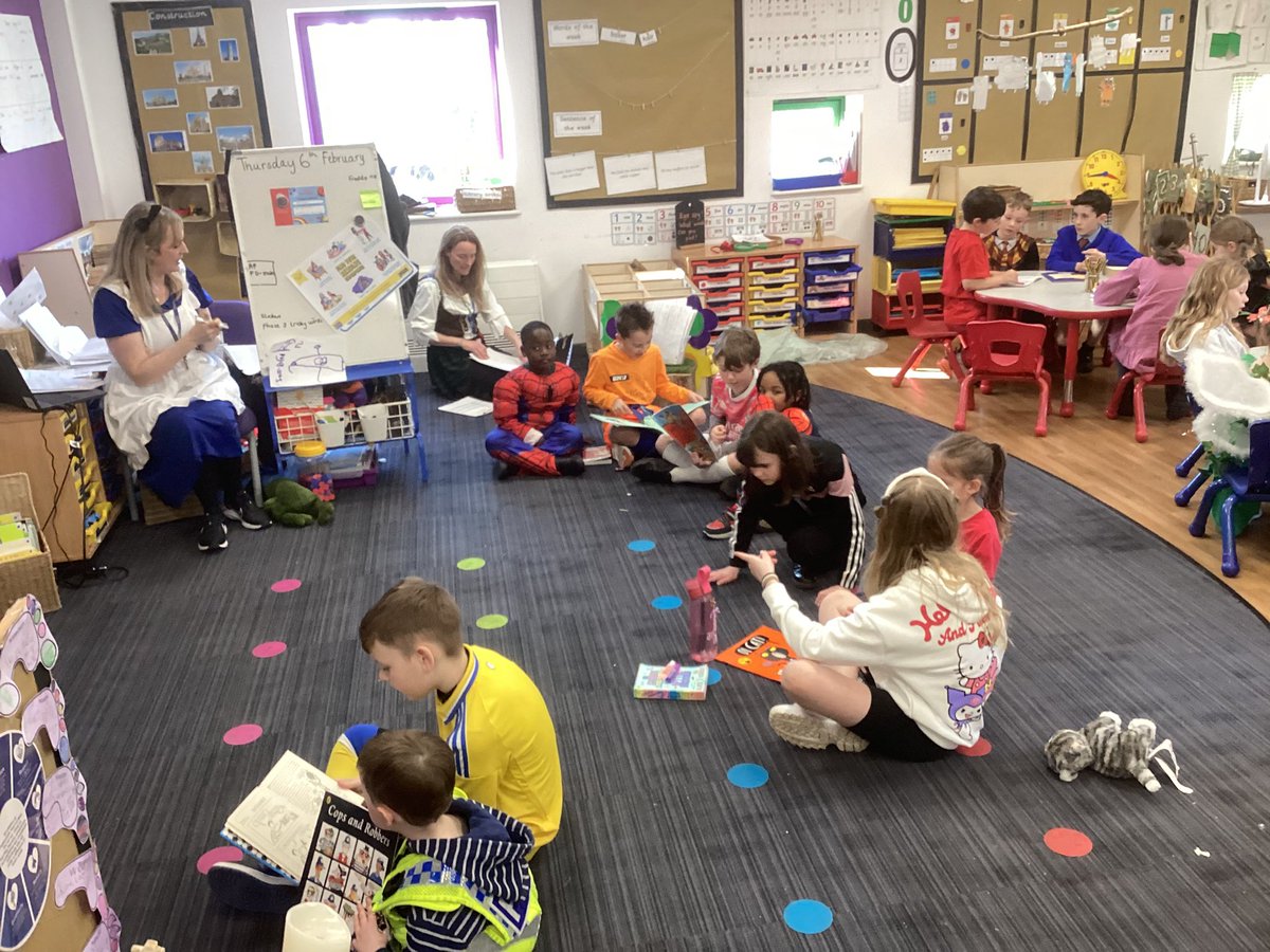 Year 5 have been visiting their reception buddies this afternoon to share their favourite books 📚❤️