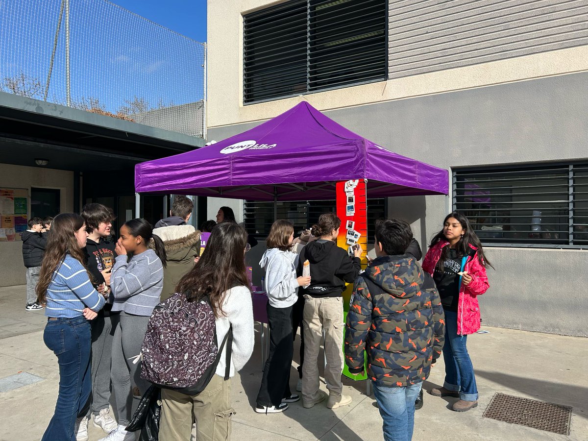 🟣Hem portat el Punt lila irisat a <a href="/InselTiller/">Institut el Til.ler</a> Una activitat del programa del #8M per generar espais de diàleg amb el jovent i parlar de sexisme, estereotips de gènere i diversitat.
#lesFranqueses, seguim desmuntant prejudicis per construir una societat lliure de discriminacions