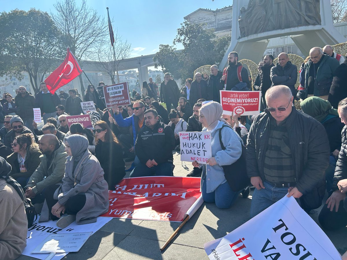 KFC ve Pizza Hut işçileri bugün Bakırköy Özgürlük Meydanı'nda hakları olan maaşlarını ve tazminatlarını almak için basın açıklaması yaptı. İstanbul İl Örgütümüz (<a href="/TipIstanbul/">Türkiye İşçi Partisi - İstanbul</a>) direnen emekçilerin yanındaydı.

Emekçiler tüm haklarını alıncaya kadar dayanışmamız sürecek. Yaşasın