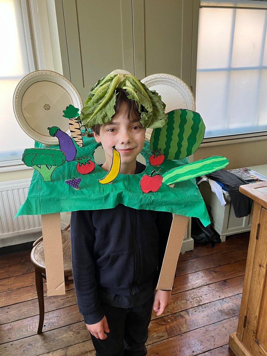 eliotfoundation's tweet image. Ingenious costume created in honour of World Book Day and a chance to remember the great Benjamin Zephaniah.
The costume represents Zephaniah's 'Eat your words' with its first line, ' I am a veggie table...'
#worldbookday2025 @BZephaniah
