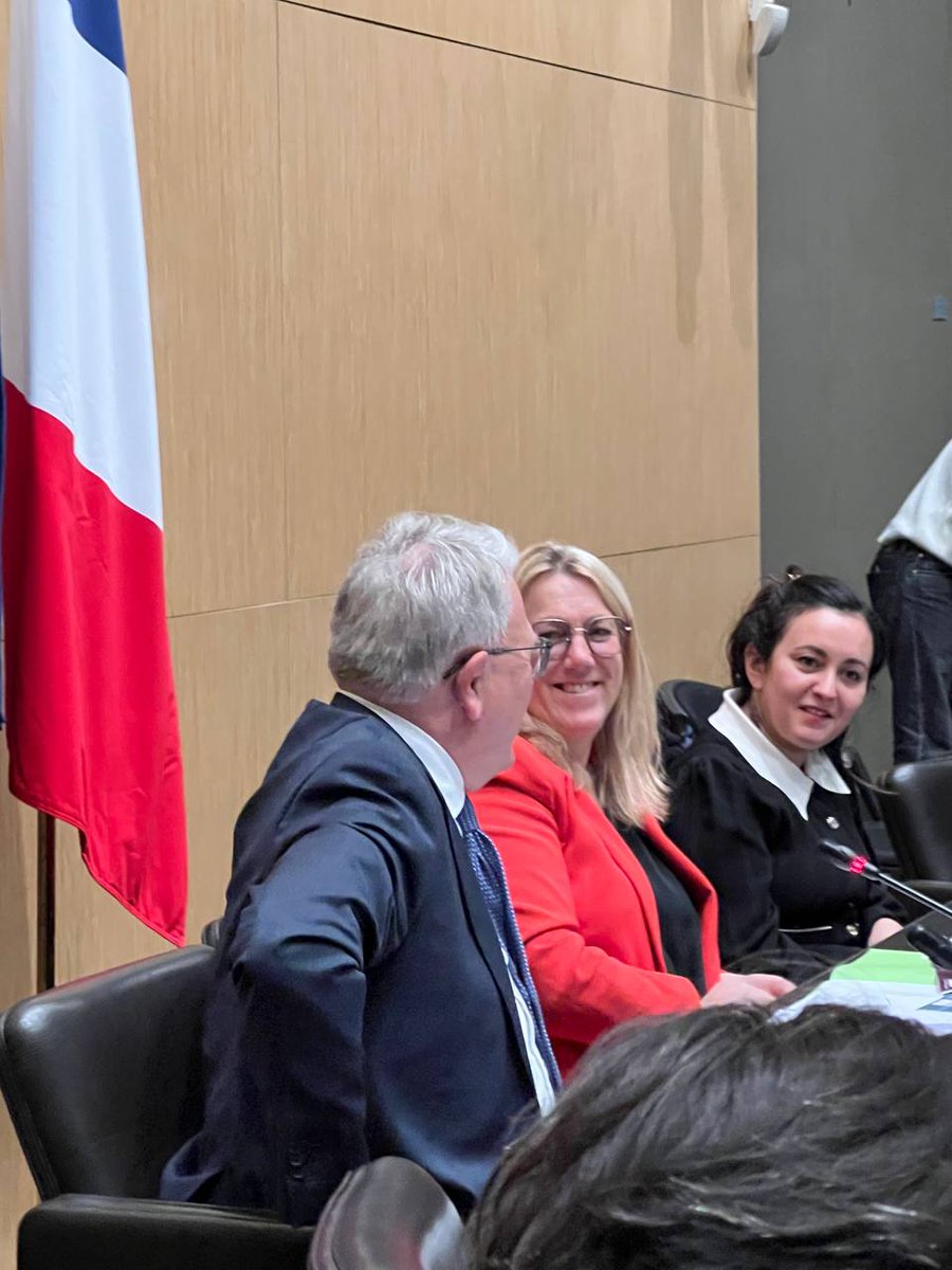 Danielle Simonnet (@simonnetdeputee) on Twitter photo On commence le colloque avec la victoire européenne de la présomption de salariat ! Un immense merci à <a href="/NicolasSchmitEU/">Nicolas SCHMIT</a> et <a href="/leilachaibi/">Leïla Chaibi</a> d’en avoir été les artisan•es et d’être venu•es témoigner de cette victoire à ce colloque ! On commence le colloque avec la victoire européenne de la présomption de salariat ! Un immense merci à <a href="/NicolasSchmitEU/">Nicolas SCHMIT</a> et <a href="/leilachaibi/">Leïla Chaibi</a> d’en avoir été les artisan•es et d’être venu•es témoigner de cette victoire à ce colloque !
