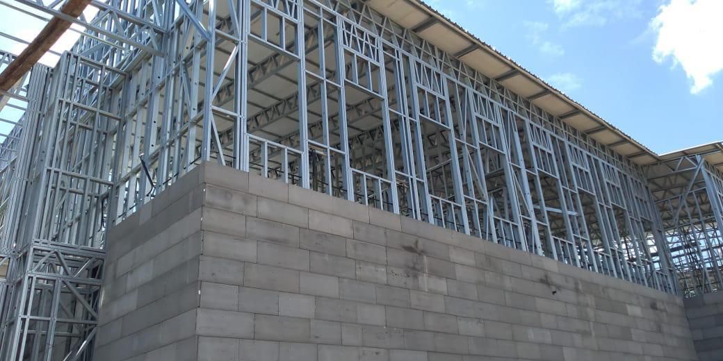 Firsatina's tweet image. Steel framing allows for greater design flexibility, enabling architects to create unique and complex structures. It&apos;s also compatible with various exterior finishes, including brick, stucco, and siding. #SteelFrameDesign