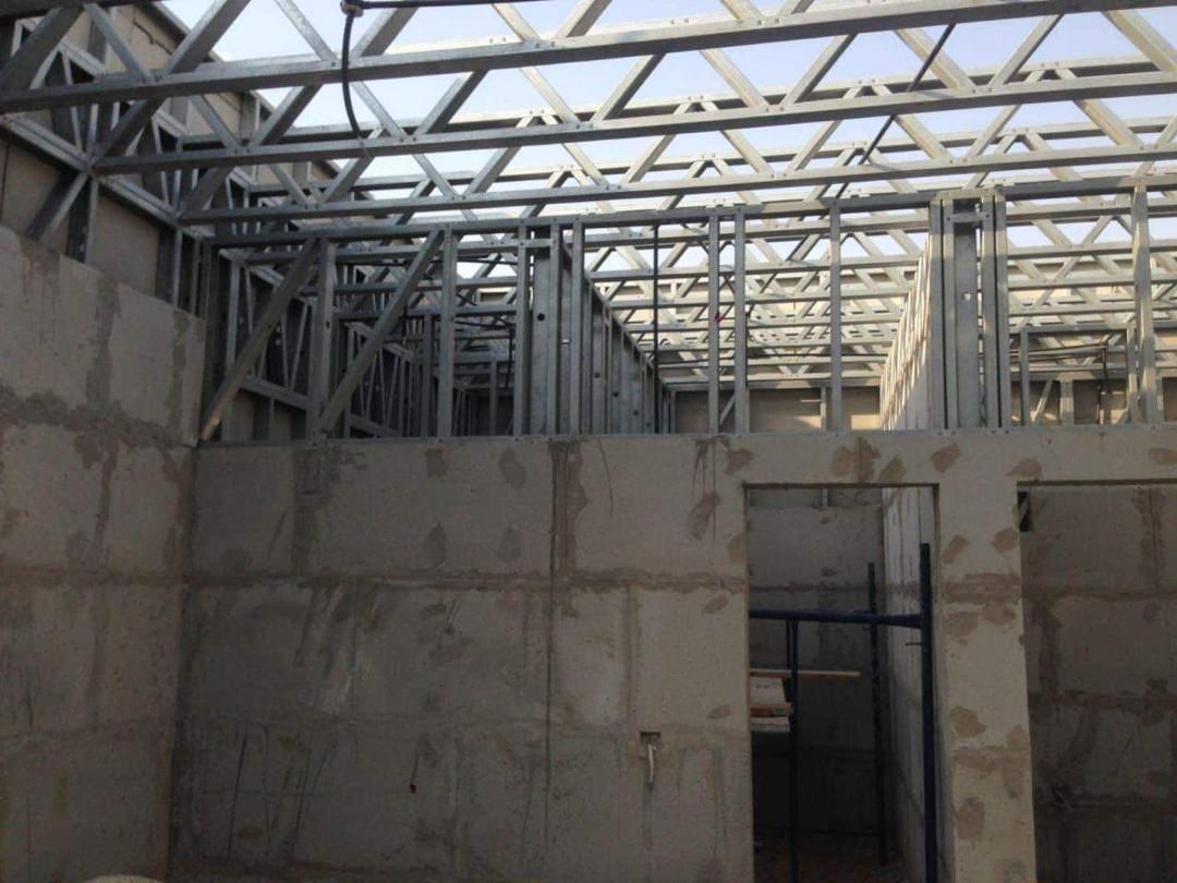 Firsatina's tweet image. Steel framing allows for greater design flexibility, enabling architects to create unique and complex structures. It&apos;s also compatible with various exterior finishes, including brick, stucco, and siding. #SteelFrameDesign