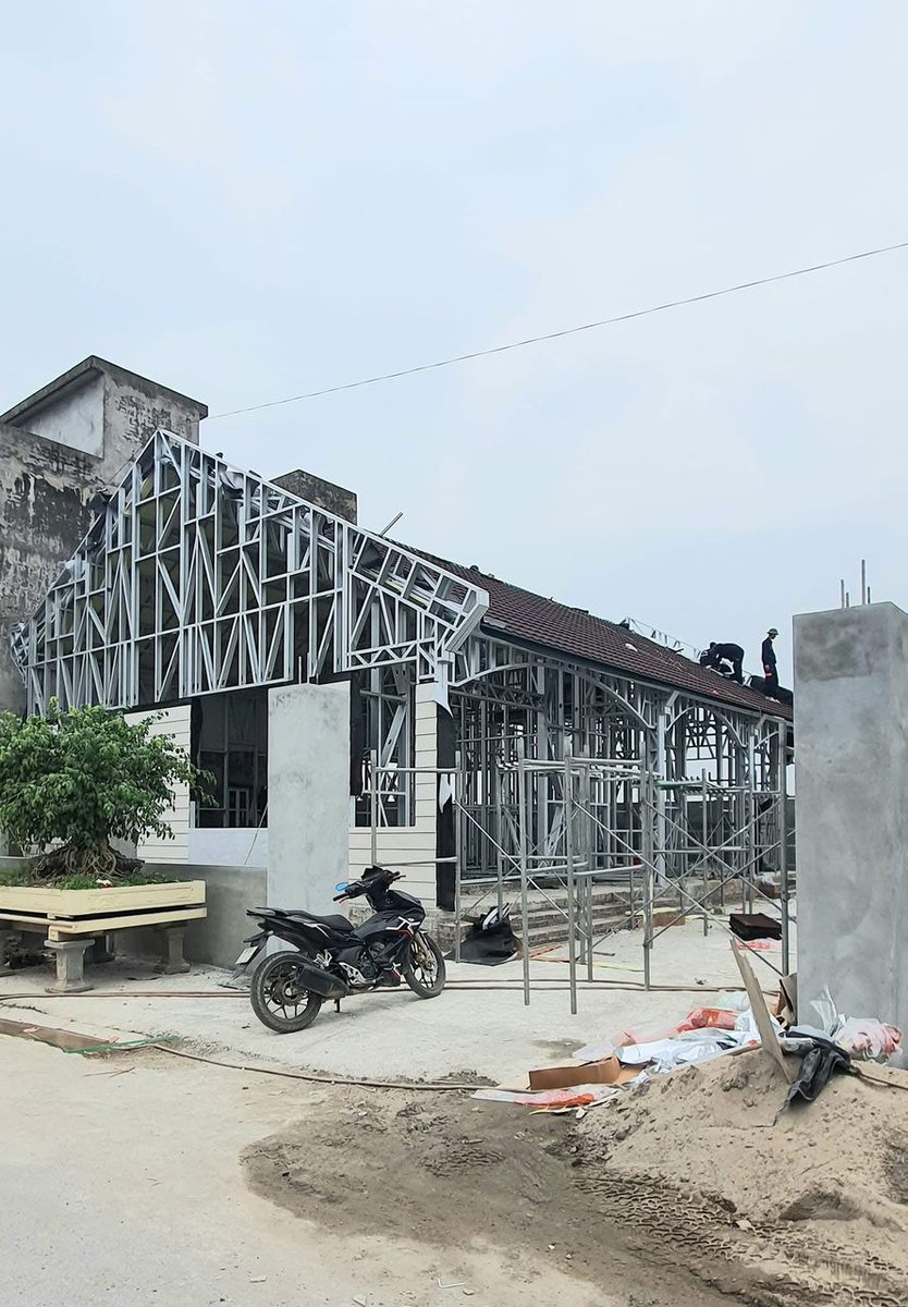 Firsatina's tweet image. Steel framing allows for greater design flexibility, enabling architects to create unique and complex structures. It&apos;s also compatible with various exterior finishes, including brick, stucco, and siding. #SteelFrameDesign