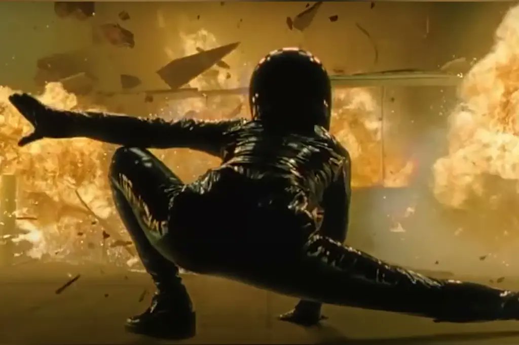 RealScreenGuide's tweet image. If the hero lands and there are observers present, it is mandatory  do the superhero landing, although it is the most unergonomic way.
He also has to keep his head down for some seconds, especially if he is surrounded by enemies and it would be better to pay attention to them.