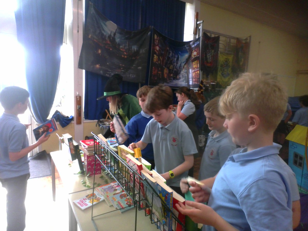 AppleySaintsCE's tweet photo. #ABASY5 What amazing creations! The children loved sharing their book in a box ideas and visiting the magical bookstore.
@FriendsPrimary @CidariEducation @WN6_Mums @WigToday https://t.co/TPw2fSbU1R