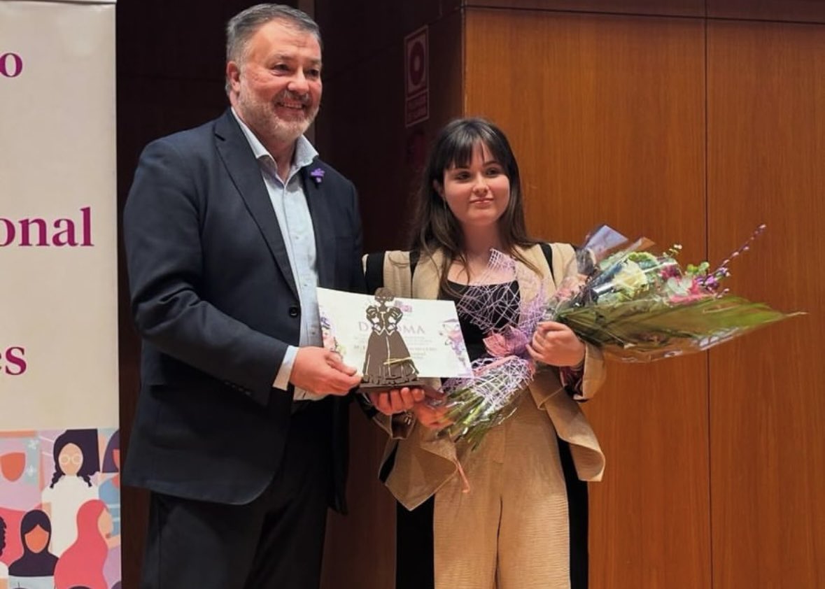 👏🏼 ¡Un verdadero 𝐞𝐣𝐞𝐦𝐩𝐥𝐨 a seguir!

En el día de ayer, el <a href="/aytocuenca/">Ayuntamiento de Cuenca</a> premió a nuestra compañera, Laura Benedicto, como la egresada con mejor expediente académico del pasado curso en el campus de Cuenca.

¡Muchísimas felicidades, Laura!