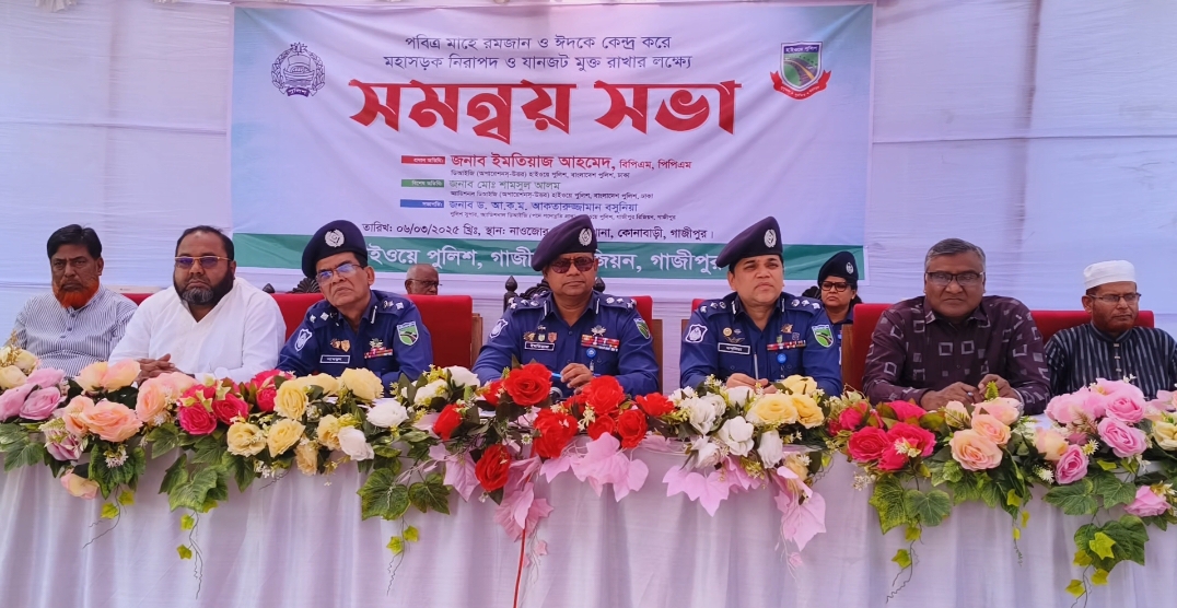 মহাসড়কে ডাকাত সদস্যদের ধরতে সাদা পোশাকধারী পুলিশ সদস্য কাজ করছেন