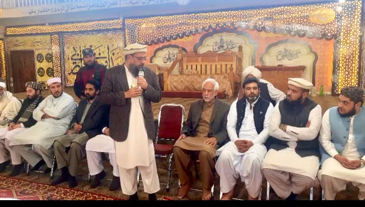 GeneralSecTTK's tweet photo. چئیرمین @furrukh60  کے ہمراہ دارالعلوم حقانیہ اکوڑہ خٹک کے دورے کے موقع پر مولانا حامد الحق اور دیگر شہدا کے لواحقین سے تعزیت، فاتحہ خوانی اور تعزیتی کتاب میں تاثرات درج کرتے ہوۓ۔ https://t.co/Jwyak3hOFB
