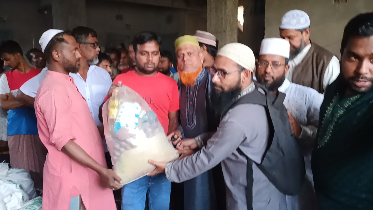 কালিয়াকৈরে আগুনে ক্ষতিগ্রস্থ পরিবারদের মাঝে জামায়াতে ইসলামের ত্রান বিতরন