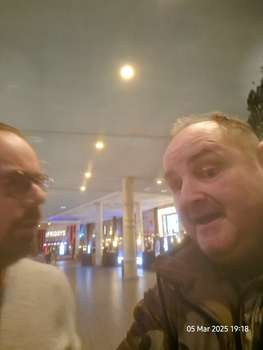 DapperFilm's tweet image. Big thanks to @MrDDyer for taking time out for photo's with me, his #BiggestOneEyedFan 😜at  @ODEONCinemas #TraffordCentre (think I twisting his melon in one photo!)

Respect to #NickLove for taking time too and Danny waiting after the film to meet fans 🙏

#MarchingPowderMovie