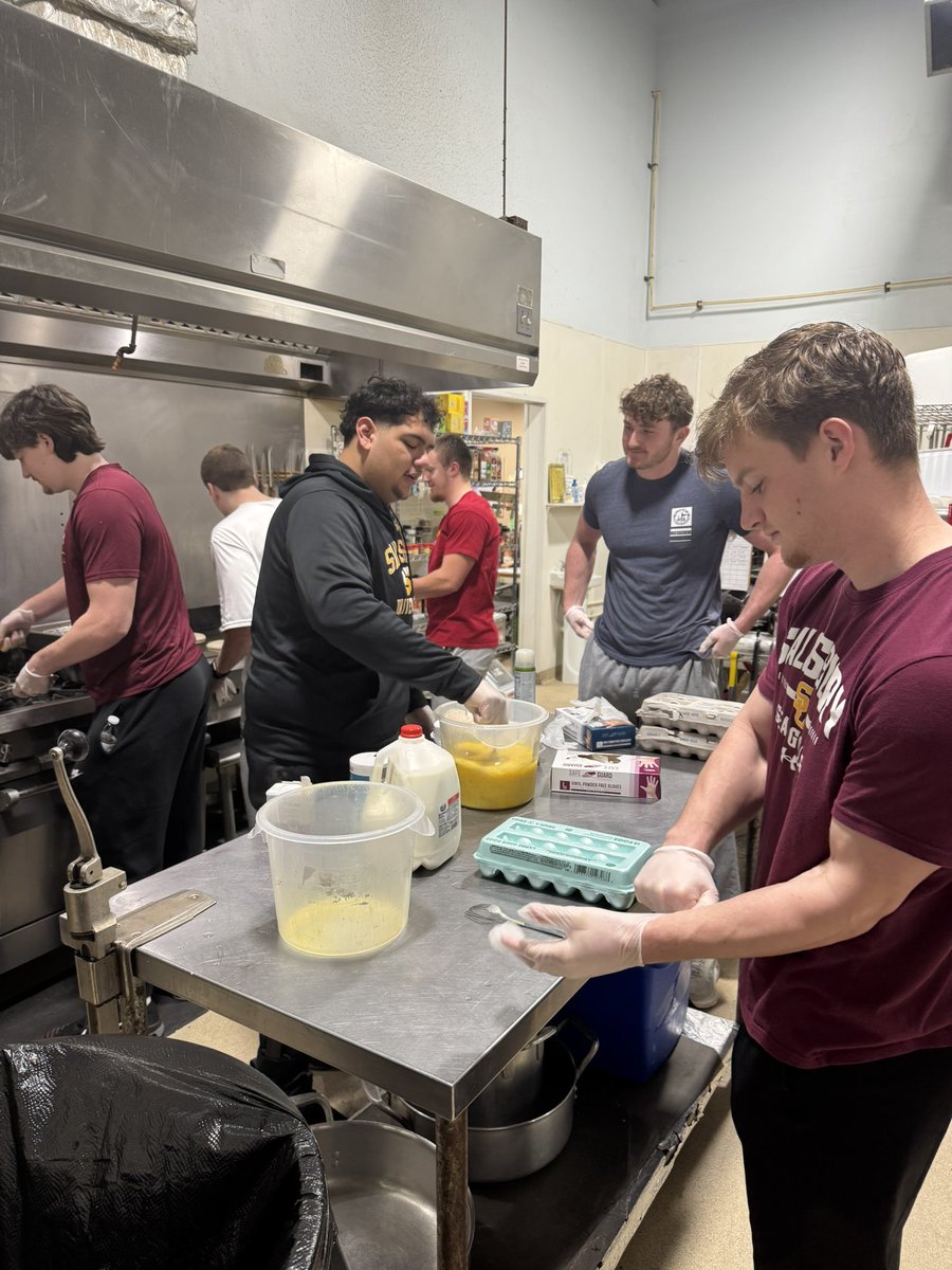 Great team effort this morning helping to serve 55 people!!!

Shout out to Ryan for helping on the pancakes.

#GoGulls #GoldPride