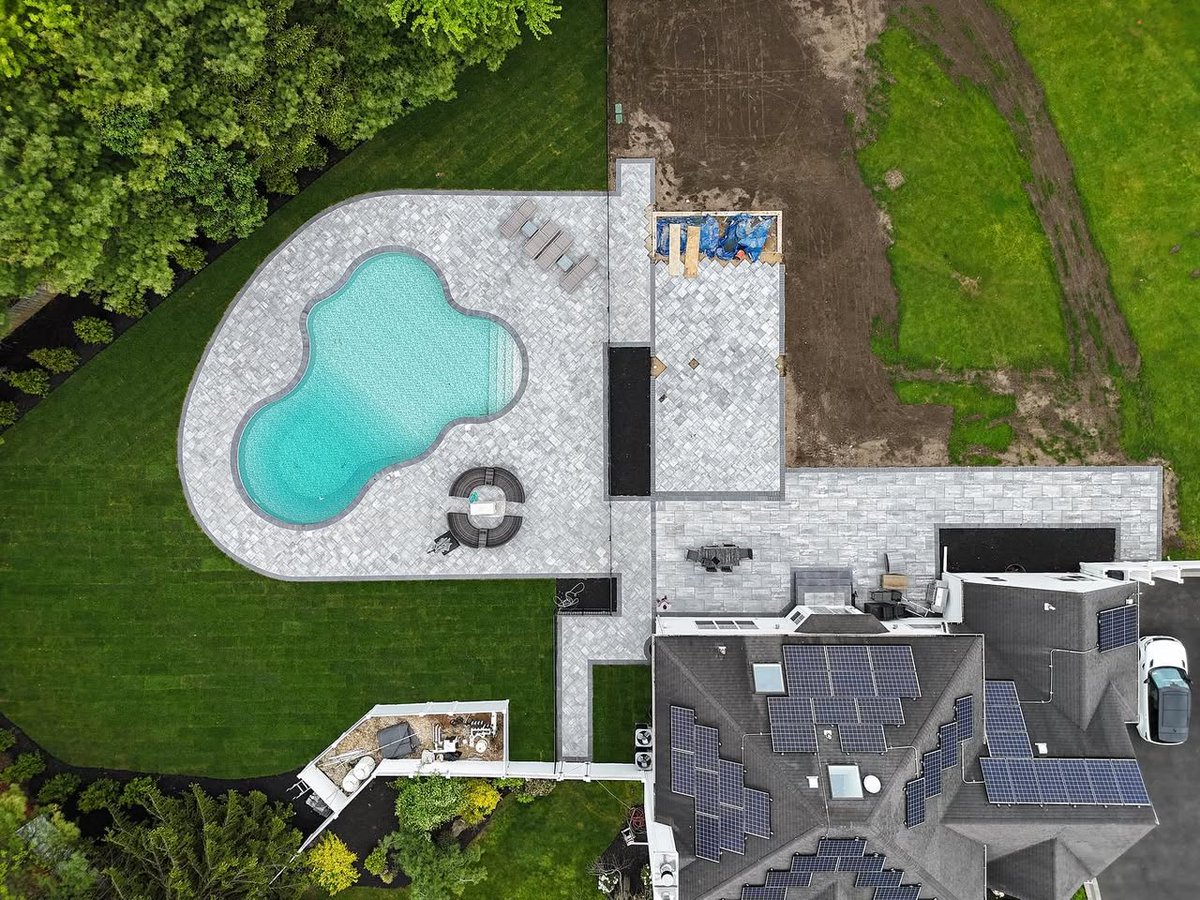 CambridgePavers's tweet image. A stunning backyard transformation by Black Bear Mason Co., featuring a beautifully crafted pool patio, elegant paver design, and a cozy fire pit lounge for ultimate outdoor luxury. ✨🏊‍♂️🔥 #BlackBearMasonCo #LuxuryOutdoorLiving #PaverPerfection