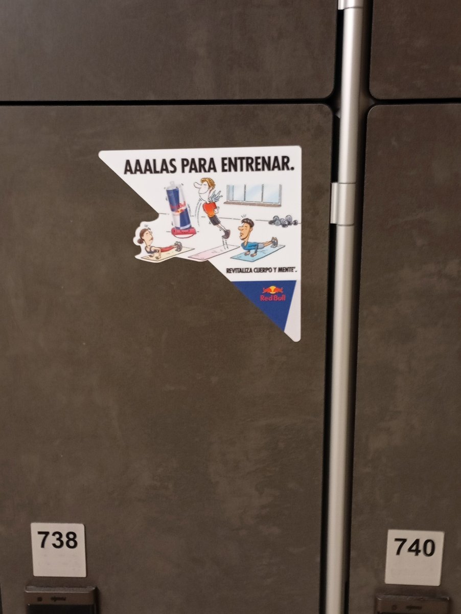 ¿Hay alguien que no sepa quién “te da aaalas” 🪽?

Qué envidia sana 🤭 me dan estas #marcas que mantienen su imagen, su slogan, su identidad... ¡hasta ilustración🖌️! ahora que parece que "todo aburre" 👎.

Larga vida al #posicionamiento de marca ✊.

📸 Mi taquilla del gym, ayer.