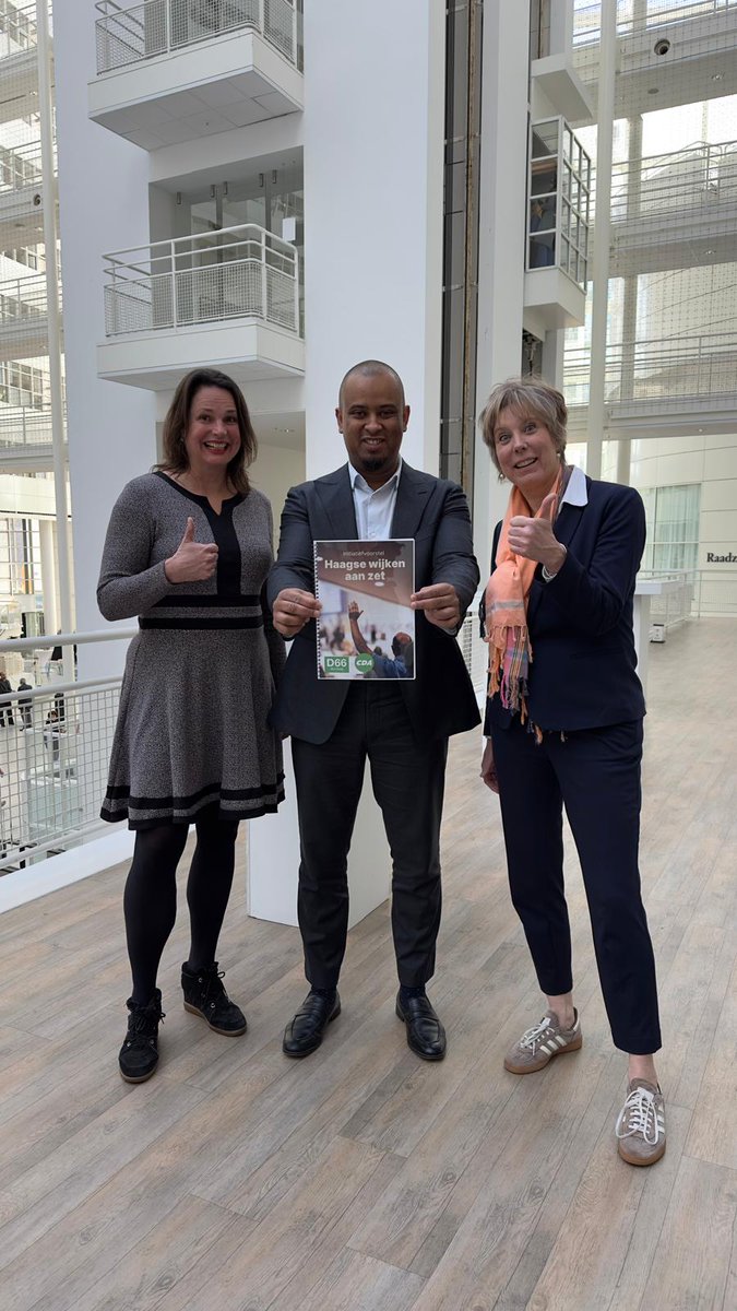 En ook een mooie dag op het Haagse stadhuis: meer macht naar de wijken met het voorstel dat <a href="/AstridFrey/">Astrid Frey</a> en ik vandaag overhandigden aan wethouder <a href="/IcarNur/">Nur Icar</a> ⤵️