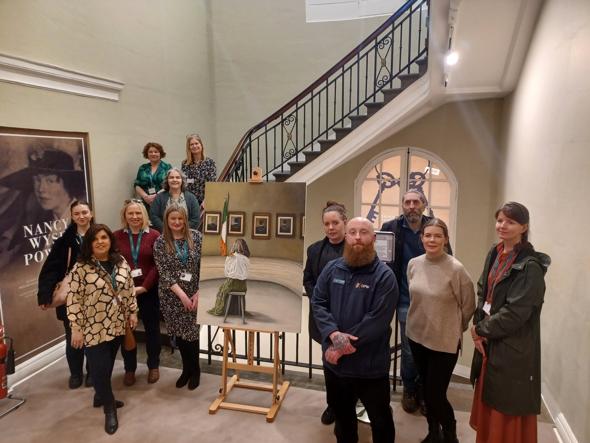 Fantastic start to our #iwd2025 celebrations yesterday afternoon with the OPW staff launch of our International Women's Day Tour.

Pictured is our guide Dane showing off @sineadguckian
painting, Le Feiceáil 🎨 🖌️.

🧵1/2
